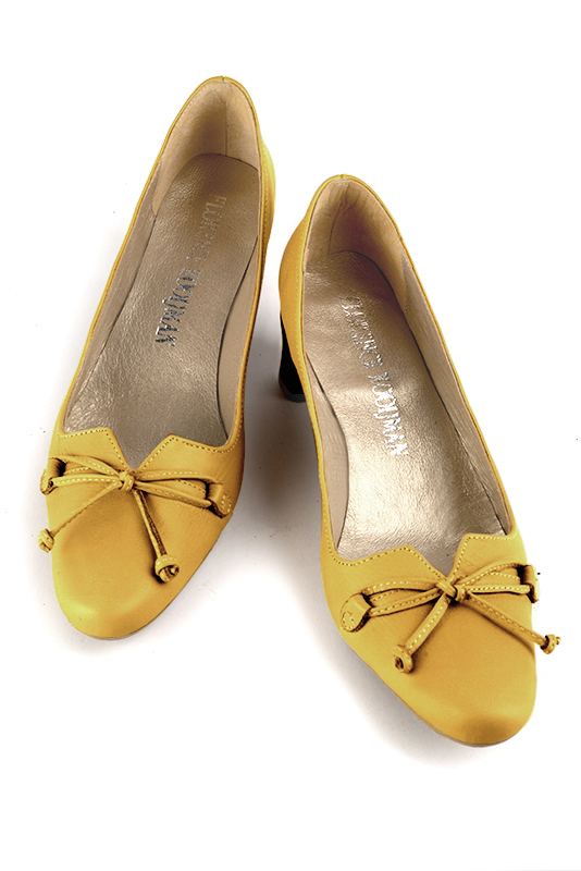 Mustard yellow women's dress pumps, with a knot on the front. Round toe. Low kitten heels. Top view - Florence KOOIJMAN